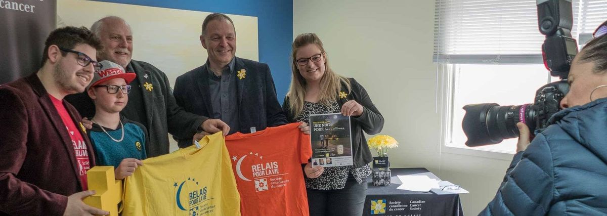 Le député de Saint-Jérôme Marc Bourcier en compagnie d'Olivier Gagnon, le porte-parole jeunesse Michaël Taillon, l'ambassadeu