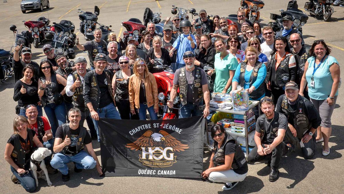 Cadeaux pour les enfants livrés à l'hôpital en Harley-Davidson