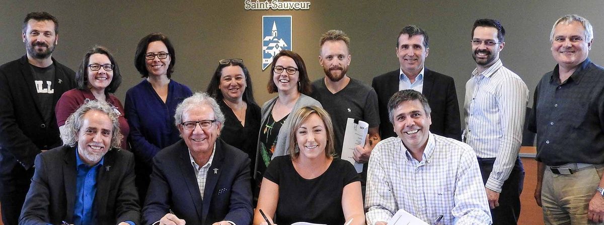 À la table: le directeur général Jean Beaulieu, le maire de Saint-Sauveur Jacques Gariépy, Marie-Ève Houle, inspectrice en ur