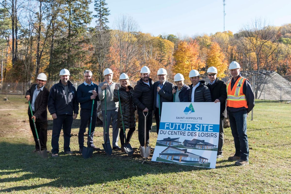 Une première pelletée de terre pour le futur Centre des loisirs