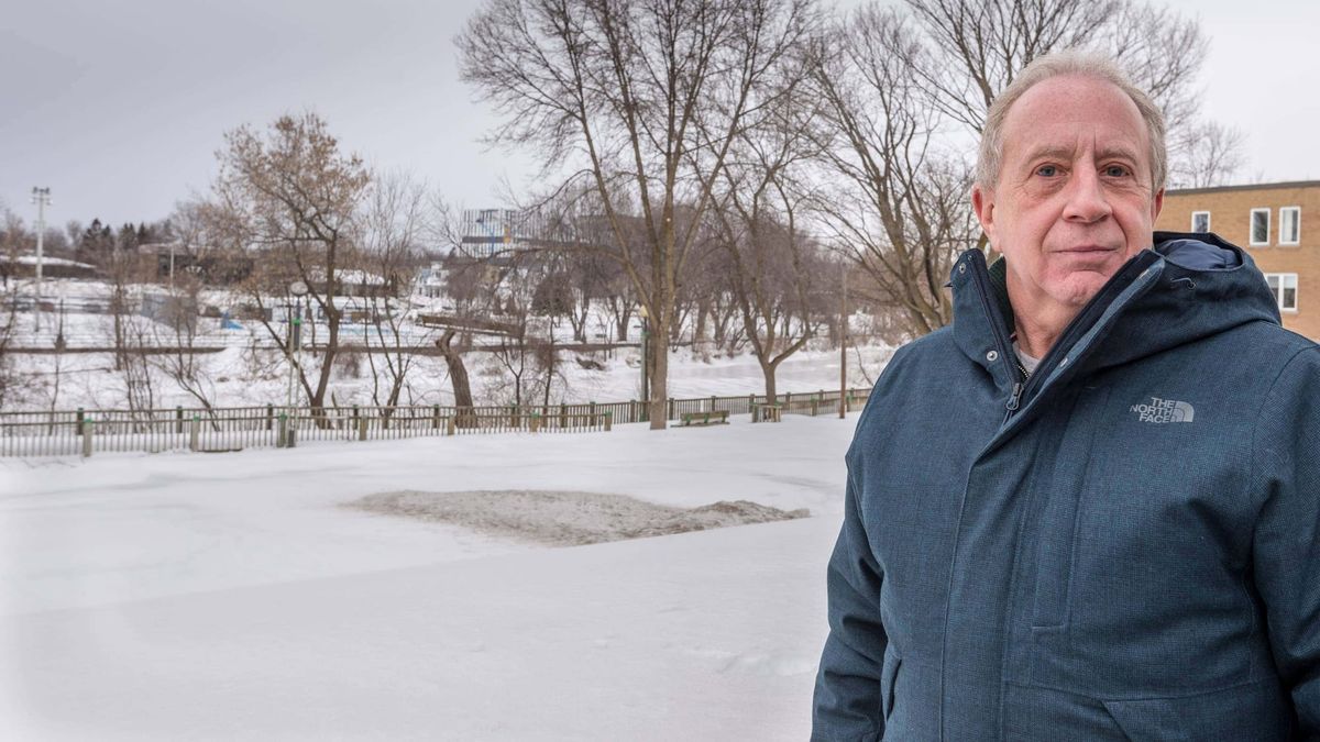 L'homme d'affaires Guy Gascon devant le site de l'expropriation de son édifice sur la rue Labelle.