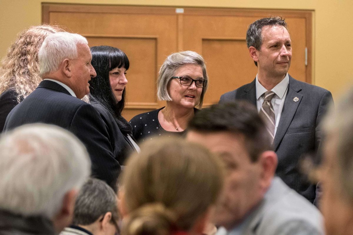 Les conseillers municipaux et le maire de Saint-Jérôme ont posé pour quelques photos avant la séance du conseil municipal du
