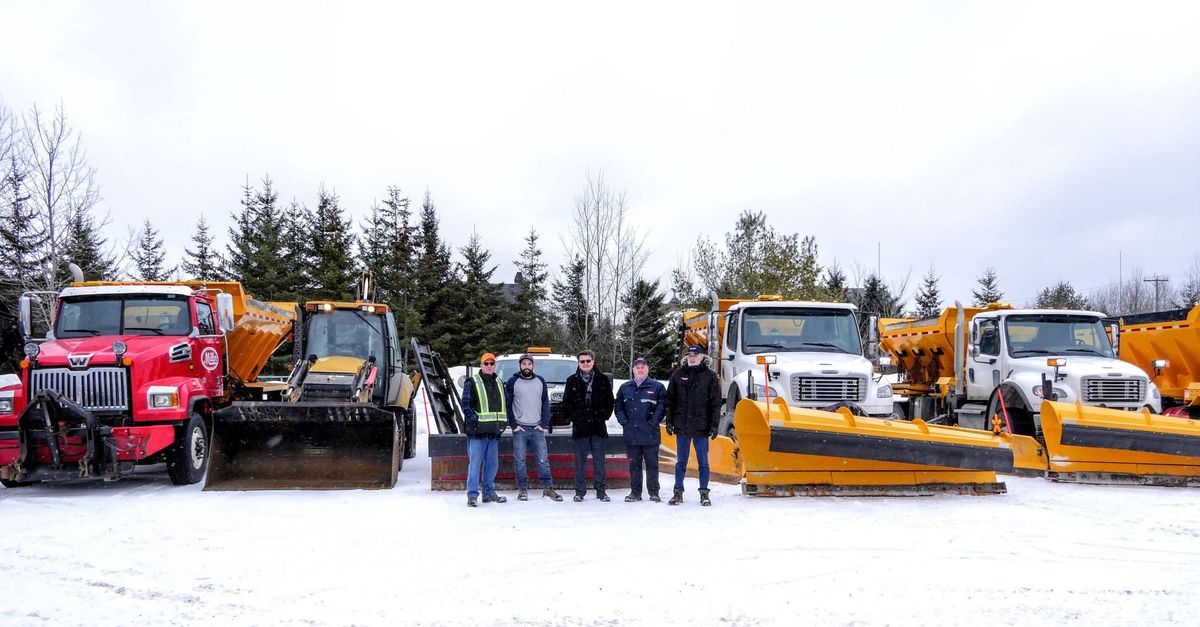 Devant la machinerie des Entreprises Doménick Sigouin, avec Bobby Racico et Yan Berlinguette, le maire Paul Germain le contre