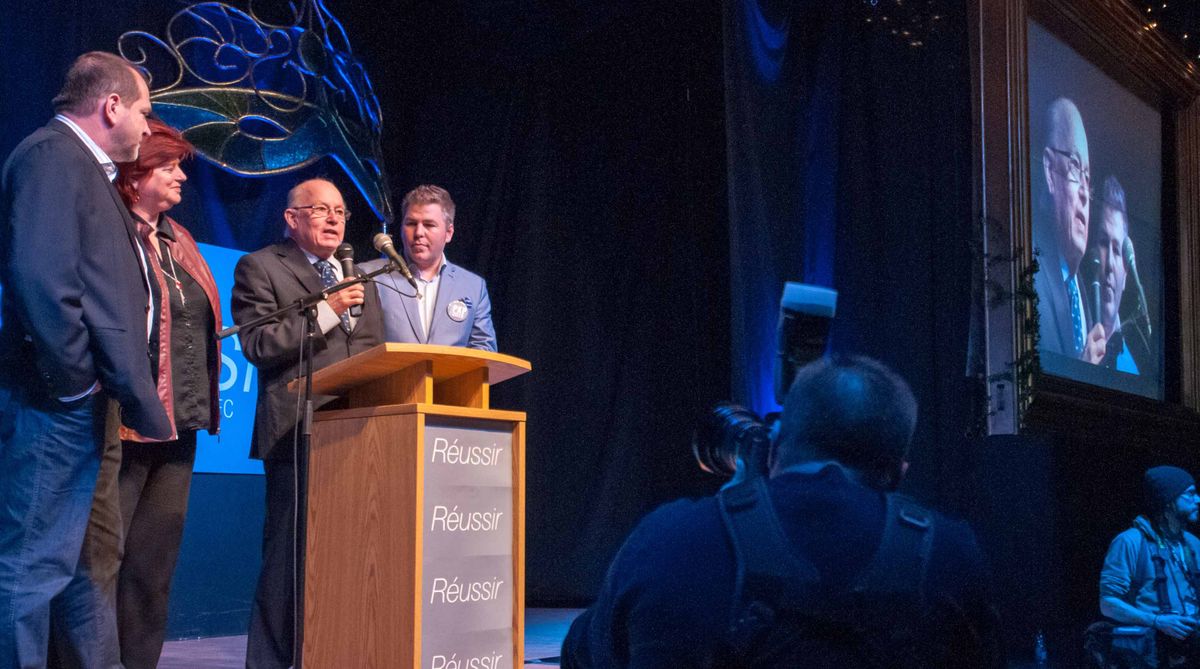 M. Landry sur scène à l'École secondaire des Studios de Saint-Jérôme le 30 novembre 2014, avec Nicole Léger et Pascal Bérubé.