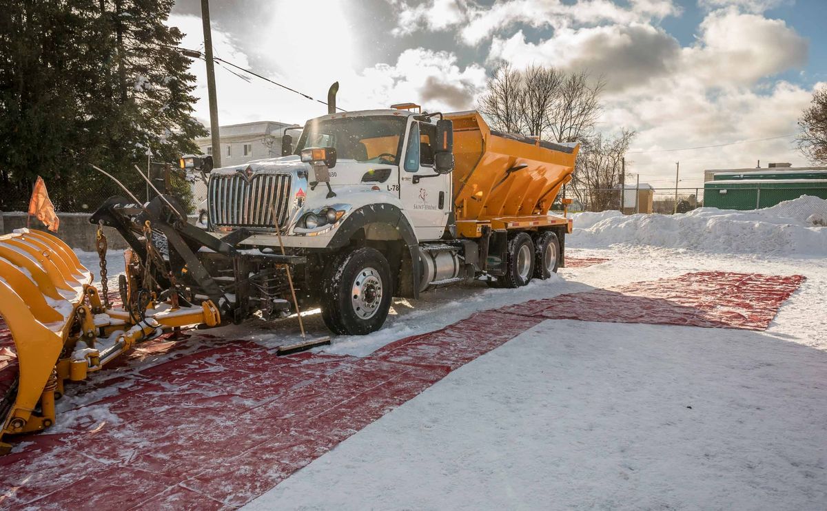 Le conducteur d'une déneigeuse a une vue très limitée des environs de sa machine