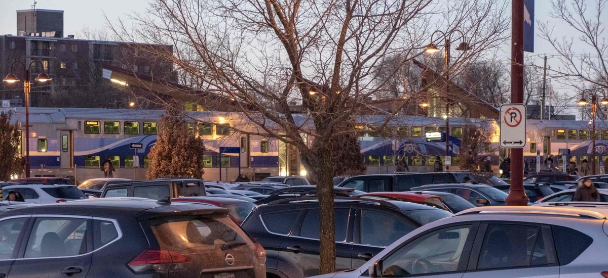 Le stationnement du train de Saint-Jérôme déborde un peu