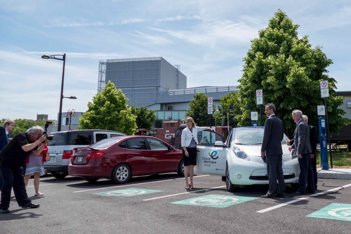 Questions à propos d'un voyage du maire de Saint-Jérôme en France