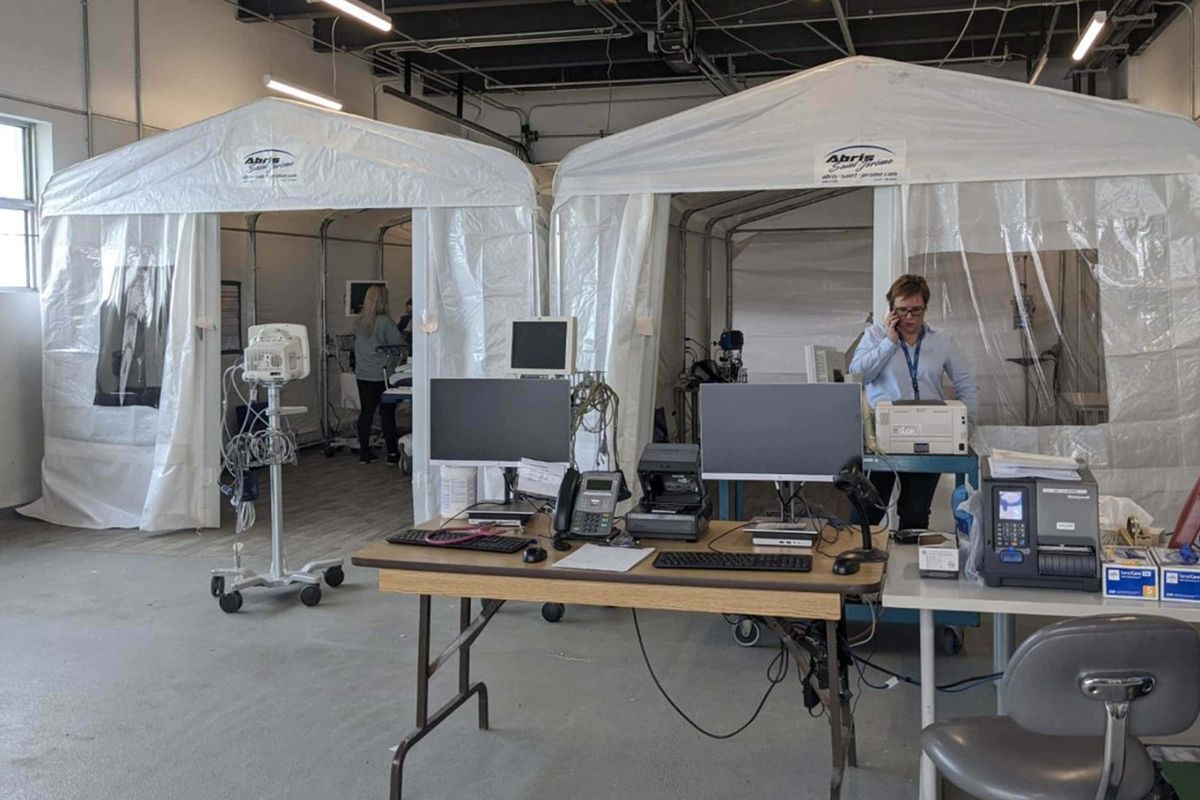 Du prétriage devant les urgences des Laurentides pour la COVID-19