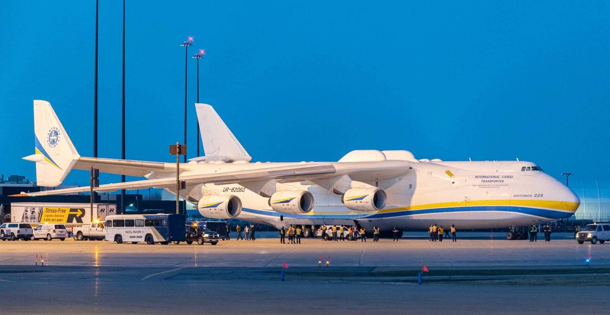 L'Antonov 225, le plus gros avion au monde, attire des foules à Mirabel