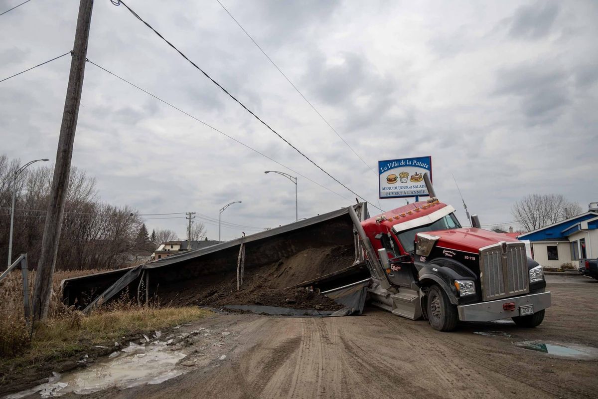 Camion sur le côté dans le fossé de la Villa de la Patate