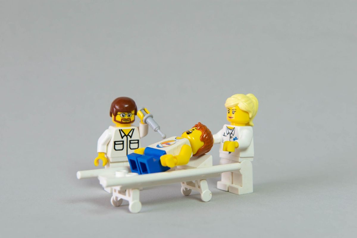 Figurines représentant la vaccination. Photo par Divina Epiphania sur Depositphotos.com