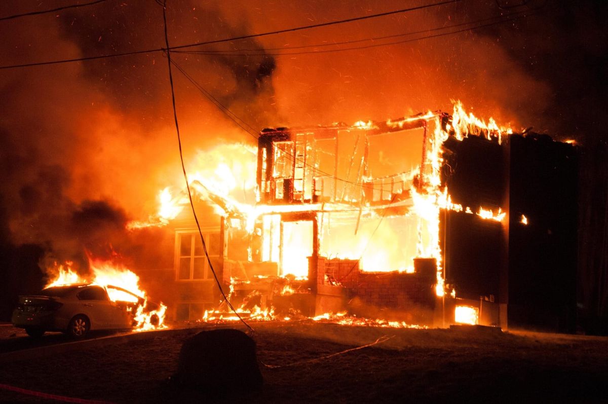 Une maison brûle dans la nuit à Saint-Jérôme