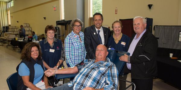 Anne Lefebvre d’Héma-Québec, Jacqueline Gauthier, responsable des bénévoles, Johanne Dicaire, conseillère municipale, Stéphan
