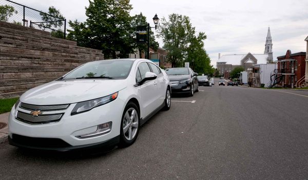 Deux voitures Volt stationnées sur la rue Fournier, à Saint-Jérôme le 15 septembre 2014.