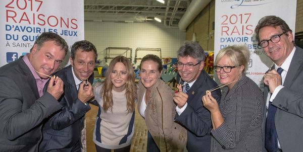 Tous équipés d'un pince-nez, les maires de Mirabel et Saint-Jérôme, Jean Bouchard et Stéphane Maher, Julie Snyder, Sylvie Fré