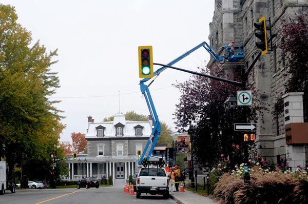 Des petits travaux sur la corniche du Vieux-Palais de Saint-Jérôme.
