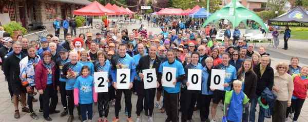 Une partie des 900 cyclistes qui ont roulé pour la Fondation de l'Hôpital régional à la Place de la Gare de Saint-Jérôme, dim