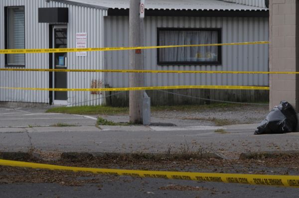 Le stationnement derrière le coin des rues Saint-Georges et Latour où la bagarre qui a mené à la mort d'un homme aurait eu li