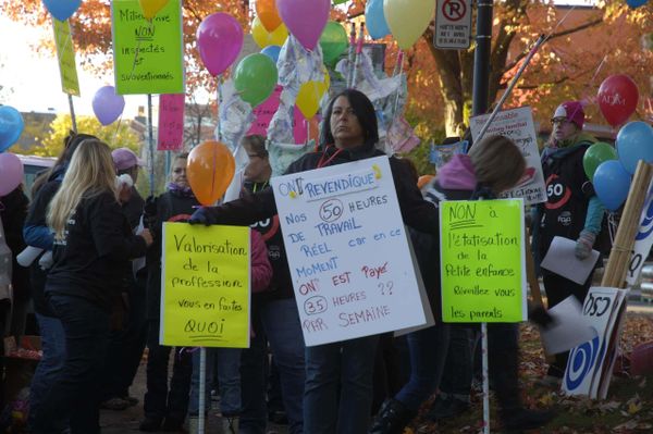 Une trentaine de responsables de services de garde en milieu familial étaient postées au parc Labelle, au centre-ville de Sai