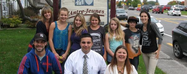 Simon Corbeil, Patrick Riquier et Stéphanie Gaussirand, à l'avant. Cynthia Gauthier et Chrystia Chatel, à l'arrière, entouren
