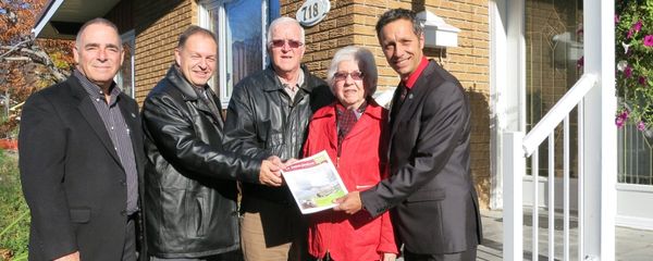 Les conseillers municipaux Benoit Beaulieu et Marc Bourcier ont livré la copie finale du Saint-Jérôme vous informe à Raymond