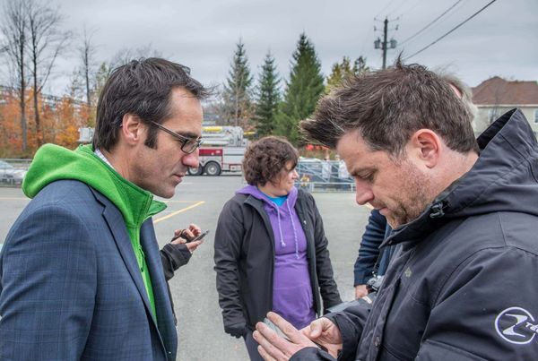 Stéphan Faucher de l'Académie Lafontaine en conversation avec le porte-parole Patrick Groulx. Ce dernier, résident de Saint-C