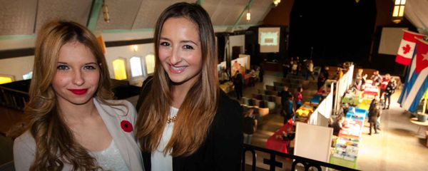 Chanel Aubin et Ariane Tremblay ont organisé le Salon des organismes pour le Comité d'action local de Saint-Jérôme.