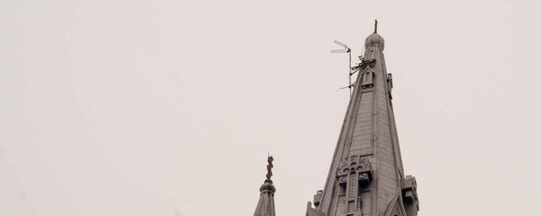 Tombée le 25 novembre, la croix au sommet du clocher de la cathédrale de Saint-Jérôme est accrochée à la corniche.