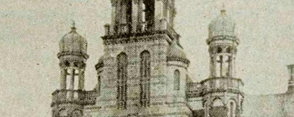 Les tours de l'église de Saint-Jérôme devenue cathédrale sont passées d'un bulbe à un pic.