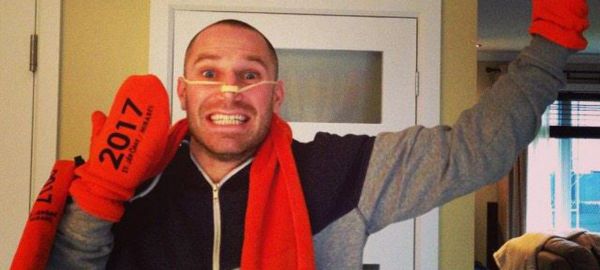 L'orange des Laurentides va très bien à Étienne Boulay, qu'on avait peut-être jamais vu avec un pince-nez...