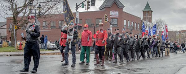 Parti de la Place de la Gare, le défilé des vétérans s'est rendu au cénotaphe du parc Labelle.