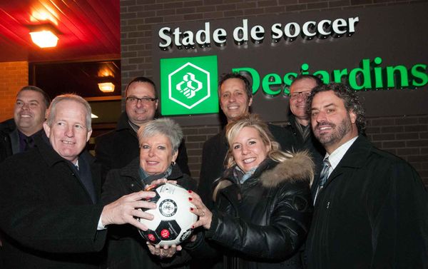 Ils ont bravé le froid le temps d'une photo officielle: François Poirier, conseiller municipal de Saint-Jérôme, Patrice Mainv