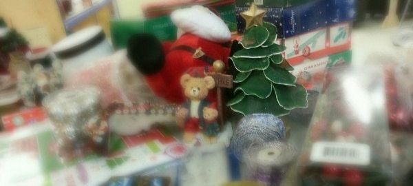 Des décorations de Noël, même usagées, feront le travail pour vous mettre dans l'esprit des Fêtes.