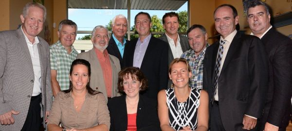 Patrice Mainville, en compagnie du maire suppléant de Saint-Jérôme, Gilles Robert, et les membres du comité de financement de