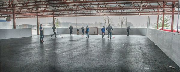 La patinoire de l'École secondaire Les Studios n'est pas encore glacée, mais on y joue quand même au hockey.