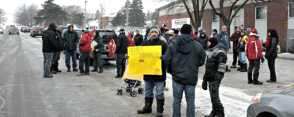 Malgré une froideur humide, il y avait une bonne foule devant l'usine Mueller de Saint-Jérôme, le matin du 22 décembre 2014.