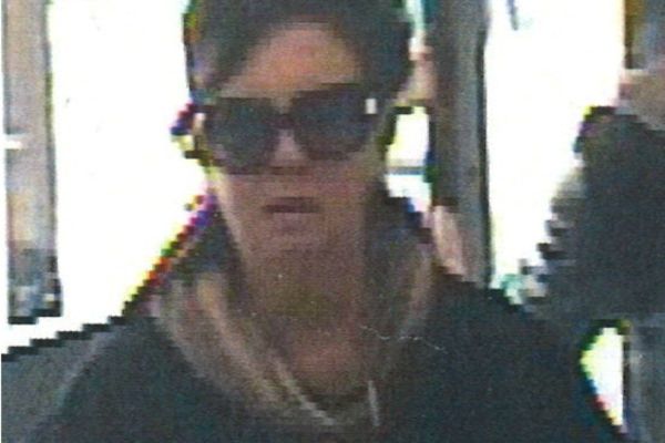 La veille de l'Halloween, cette dame aurait profité d'une distraction pour retirer plus de 900$ d'un compte en banque.