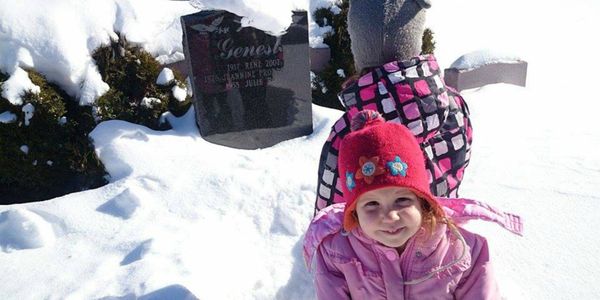 La mère d'Emmanuel Monette est morte du cancer en 2006. Il déneige le cimetière pour lui et sa petite famille, mais aussi pou