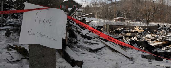 L'édifice qui abritait anciennement la Maison d'entraide de Prévost a complètement brûlé le 21 février.