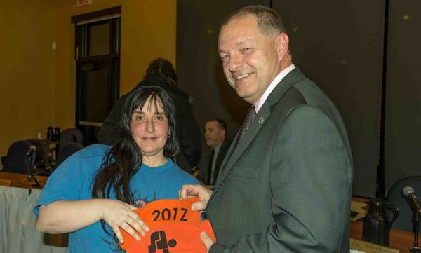 Le conseiller municipal Marc Bourcier a remis symboliquement son foulard des Jeux à Andrée Larivée, une des nombreuses bénévo