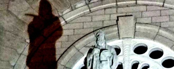 Une faux ou une plume... À la lumière d'un projecteur, ça ne fait pas de différence.