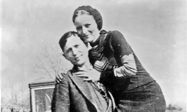 Un peu à la manière du légendaire couple formé par Bonnie et Clyde Parker, deux suspects sont recherchés pour un vol par la p
