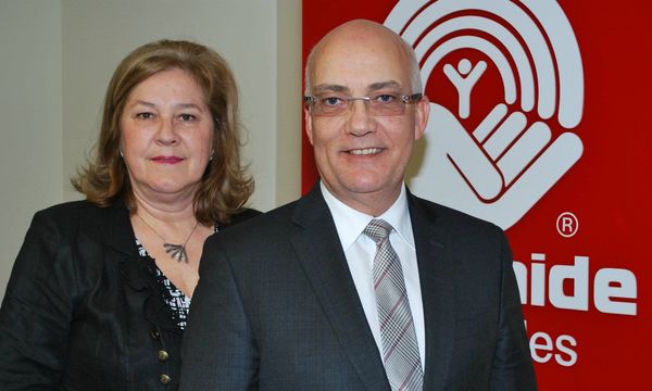 La directrice générale de Centraide Laurentides, Suzanne M. Piché, et président du conseil d'administration, Réjean Kingsbury