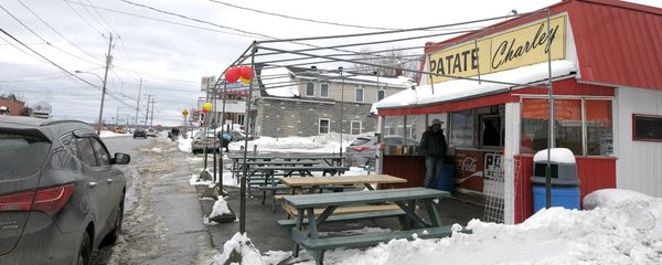 Même si l'auvent jaune n'est pas encore installé, les friteuses sont allumées depuis le 5 mars à la Patate Charley.