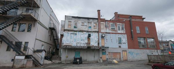 Le corps d'un homme a été trouvé au pied de l'escalier, entre les deux immeubles, en avril 2015.