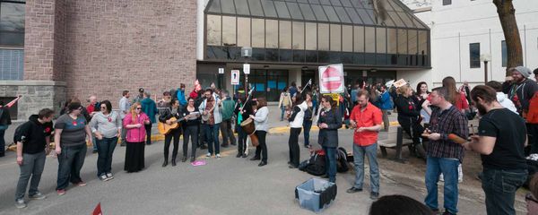 On chantait Here Comes the Sun, le 1er mai, après que les enseignants, appuyés par des étudiants, eurent décidé qu'ils ne don