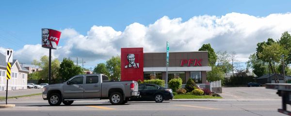 Après une cure de jeunesse, le baril PFK continuera de surplomber la route 117, à Saint-Jérôme.