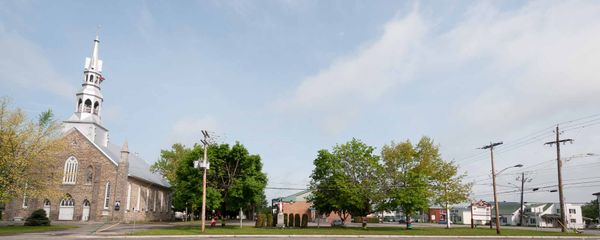 Deux hommes sont perchés dans le clocher de l'église de Saint-Janvier, le 26 mai 2015.