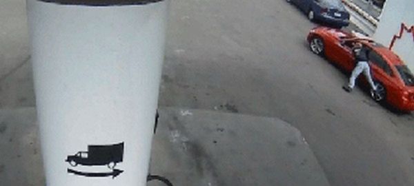 Le policier a tenté d'enlever les clés, l'homme a appuyé sur l'accélérateur. Photo tirée des caméras de surveillance de Petro