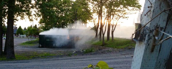 Une épaisse fumée blanche a enveloppé le quartier après l'intervention des pompiers, le 21 mai 2015.